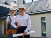 Marchand de biens analysant une opération immobilière pour se lancer