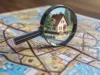 Carte passé à la loupe pour trouver un bien immobilier