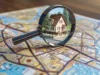 Carte passé à la loupe pour trouver un bien immobilier