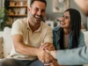 Négociation départ locataire : professionnel immobilier en entretien empathique
