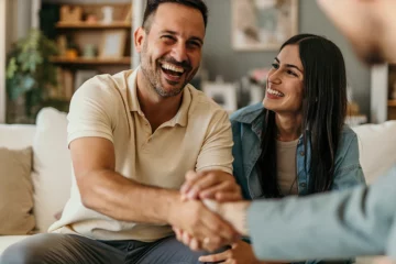 Négociation départ locataire : professionnel immobilier en entretien empathique
