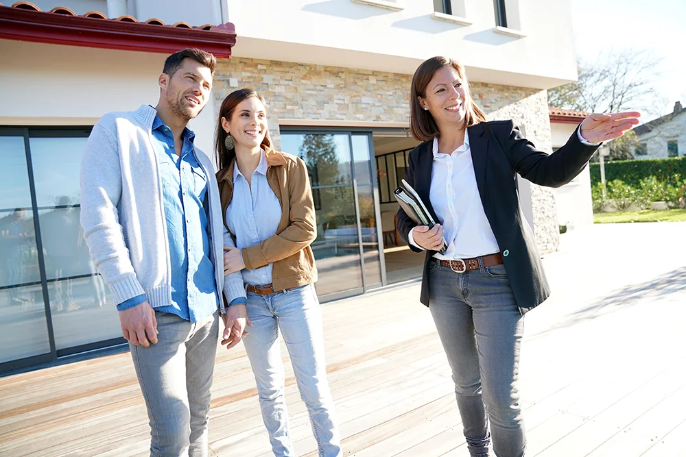 Agent immobilier avec des clients potentiels sur une visite