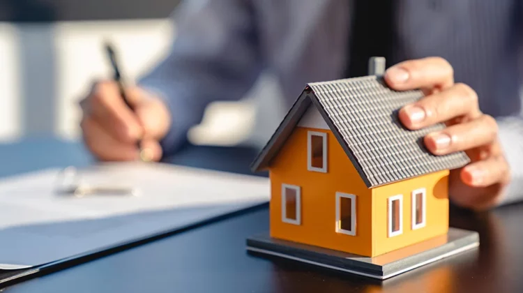 Marchand de bien : signature contrat de vente maison